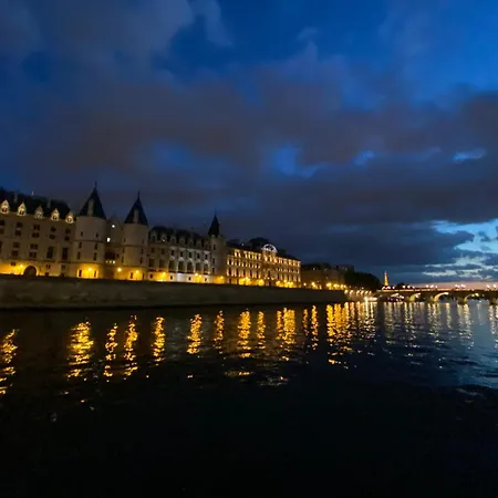 Au Coeur De Paris, A Deux Pas De Notre-dame